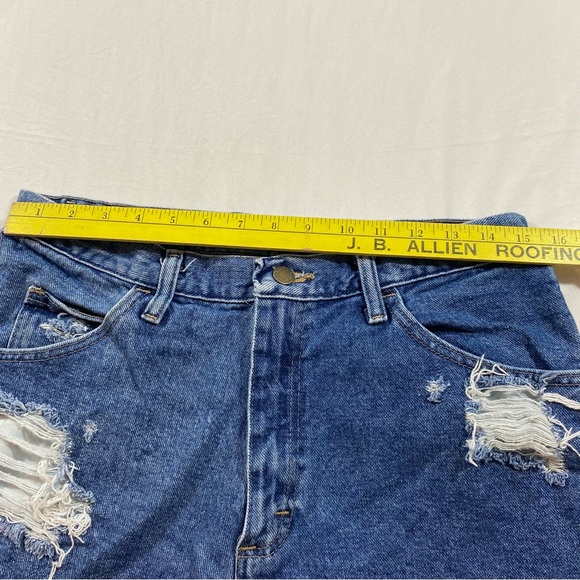 Wrangler Shorts Women’s 32 Distressed Denim Shorts pockets Casual shorts - Picture 5 of 6